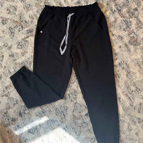 Figs Women’s Black Scrub Set - Picture 6 of 9